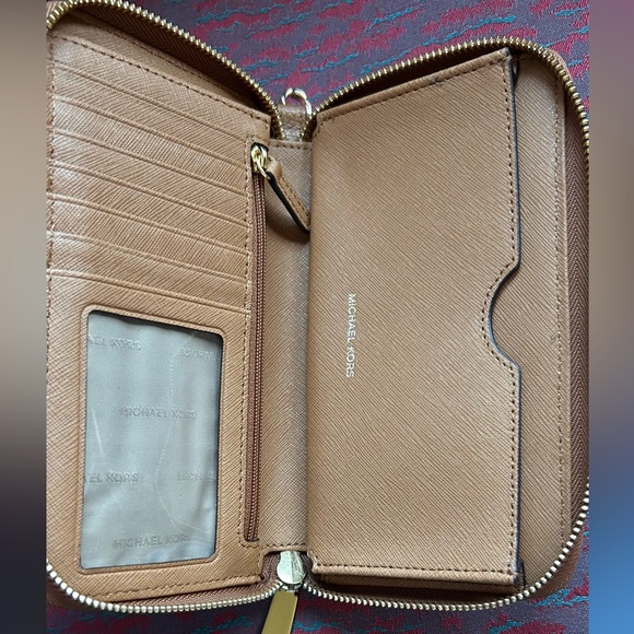 Michael Kors (retails $220) Tan Leather wallet wristlet EUC - Picture 6 of 8